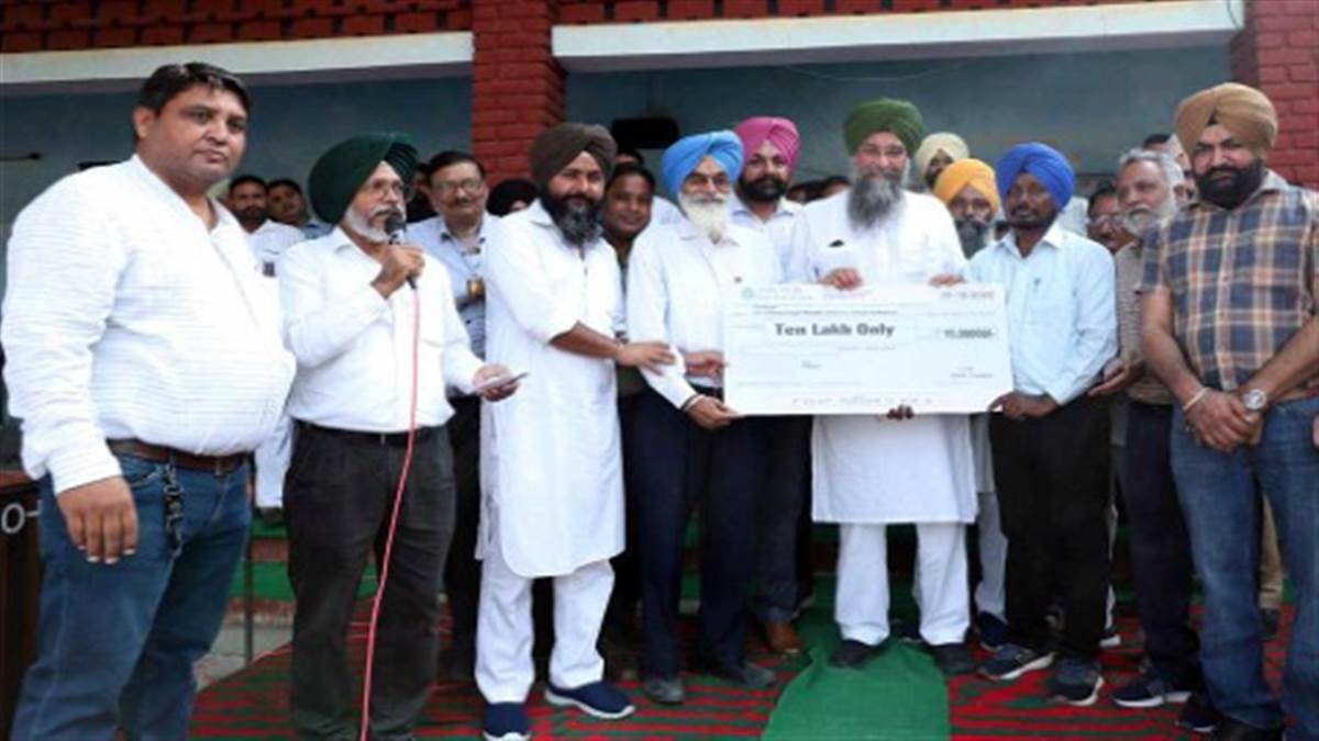 Government Sen. Sec. A check of 10 lakh rupees was presented by Speaker Sandhavan for the school