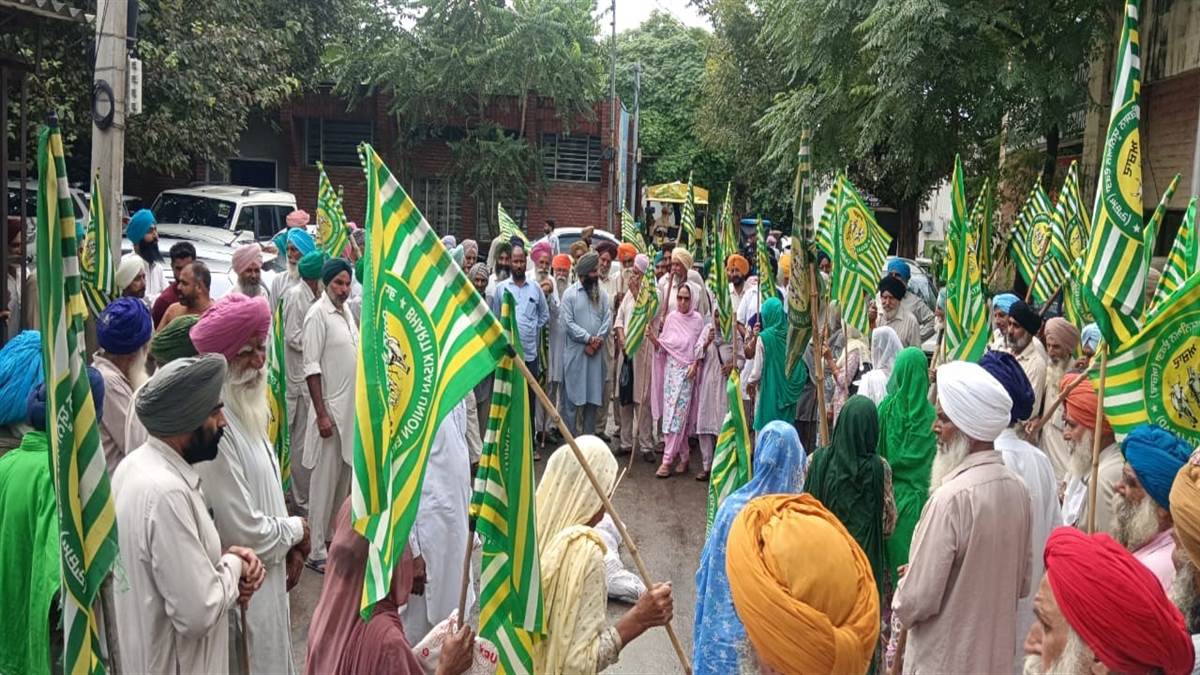 ਕਿਸਾਨਾਂ ਨੇ ਕੇਂਦਰ ਤੇ ਸੂਬਾ ਸਰਕਾਰ ਦੇ ਫੂਕੇ ਪੁਤਲੇ
