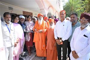 ਮਿੱਟੀ ਫਾਊਂਡੇਸ਼ਨ ਵੱਲੋਂ ਕੈਂਪ ’ਚ 800 ਲੋੜਵੰਦਾਂ ਨੂੰ ਵੰਡੀਆਂ ਐਨਕਾਂ