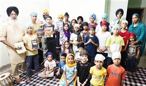 ਗੁਰਮਤਿ ਕਲਾਸਾਂ ’ਚ ਬੱਚਿਆਂ ਨੂੰ ਕਿਤਾਬਾਂ ਭੇਟ