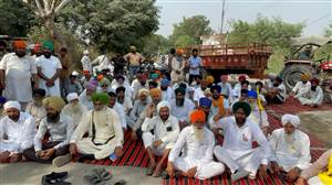 ਮੰਡੀ ਵਿੱਚ ਝੋਨੇ ਦੀ ਖਰੀਦ ਵਿੱਚ ਤੇਜ਼ੀ ਨਾ ਹੋਣ ਦੇ ਵਿਰੋਧ ਵਿੱਚ ਧਰਨਾ
