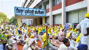 ਮਾਨਸਾ ਡੀਸੀ ਦਫ਼ਤਰ ਦਾ ਕਿਸਾਨਾਂ ਵੱਲੋਂ ਘਿਰਾਓ, ਸਰਕਾਰ ਖ਼ਿਲਾਫ਼ ਨਾਅਰੇਬਾਜ਼ੀ
