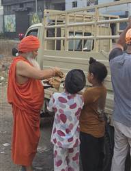 ਸੰਤਾਂ ਮਹਾਂਪੁਰਖਾਂ ਨੇ ਸਲੱਮ ਖੇਤਰਾਂ ’ਚ ਕੀਤੀ ਲੰਗਰਾਂ ਦੀ ਸੇਵਾ