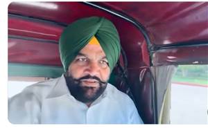 ਪੰਜਾਬ ਕਾਂਗਰਸ ਦੇ MPs ਨੂੰ ਗੱਡੀ ਛੱਡ ਕੇ ਆਟੋ 'ਚ ਕਰਨਾ ਪਿਆ ਸਫ਼ਰ...ਦਿੱਲੀ 'ਚ ਬੈਰੀਕੇਡਿੰਗ ਨੇ ਰੋਕਿਆ ਟ੍ਰੈਫਿਕ
