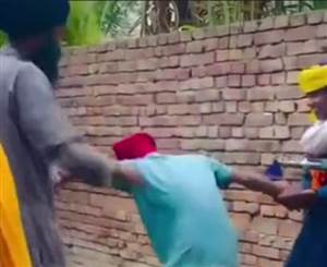 Amritsar News : ਨਸ਼ਾ ਵੇਚਣ ਦੇ ਸ਼ੱਕ ’ਚ ਨਿਹੰਗਾਂ ਵੱਲੋਂ ਨੌਜਵਾਨ ਦੀ ਕੁੱਟਮਾਰ, ਵੀਡੀਓ ਵਾਇਰਲ