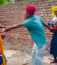 ਅੰਮ੍ਰਿਤਸਰ ’ਚ ਨਸ਼ਾ ਵੇਚਣ ਦੇ ਸ਼ੱਕ ’ਚ ਨੌਜਵਾਨ ਨੂੰ ਬੰਧਕ ਬਣਾ ਕੇ ਬੇਰਹਿਮੀ ਨਾਲ ਕੁੱਟਿਆ, ਵੀਡੀਓ ਵਾਇਰਲ