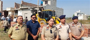 SSP ਡਾ. ਜਯੋਤੀ ਯਾਦਵ ਬੈਂਸ ਦੀ ਅਗਵਾਈ ਹੇਠ ਪੁਲਿਸ ਦੀ ਵੱਡੀ ਕਾਰਵਾਈ, ਗੈਰ-ਕਾਨੂੰਨੀ ਢੰਗ ਨਾਲ ਬਣਾਏ ਨਸ਼ਾ ਤਸਕਰ ਦੇ ਘਰ 'ਤੇ ਚੱਲਿਆ ਪੀਲਾ ਪੰਜਾ