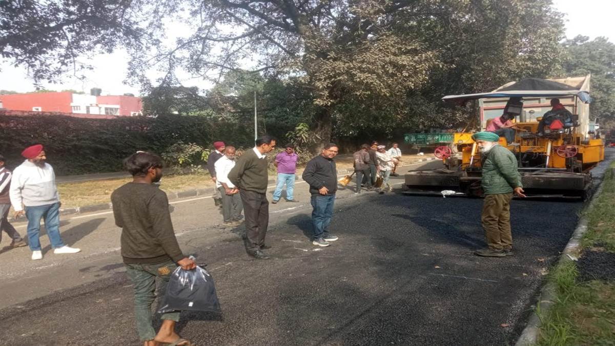 ਚੰਡੀਗੜ੍ਹ ’ਚ ਮੁੱਖ ਸੜਕਾਂ ਦੀ ਮੁਰੰਮਤ ਅਤੇ ਰੀ-ਕਾਰਪੇਟਿੰਗ ਦਾ ਕੰਮ ਤੇਜ਼ੀ ਨਾਲ ਜਾਰੀ