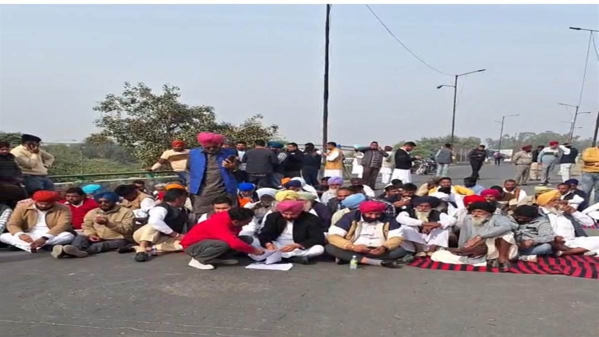 ਕਾਂਗਰਸ ਪਾਰਟੀ ਦੇ ਉਮੀਦਵਾਰ ਸੁਖਵਿੰਦਰ ਸਿੰਘ ਅਟਾਰੀ ਨੇ ਸਾਥੀਆਂ ਸਮੇਤ ਕੀਤਾ ਰਸਤਾ ਜਾਮ