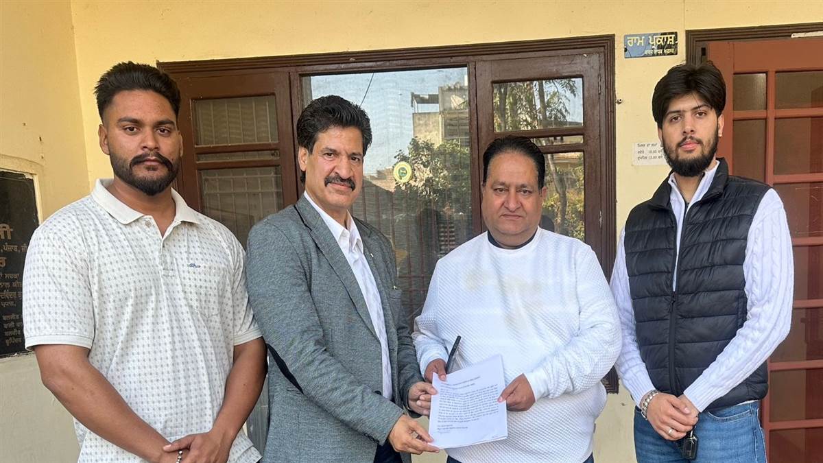 ਸੰਪਰਕ ਮਾਰਗ ਦੀ ਖਸਤਾਹਾਲ ਸਥਿਤੀ ਸੁਧਾਰਨ ਲਈ ਦਿੱਤਾ ਮੰਗ ਪੱਤਰ