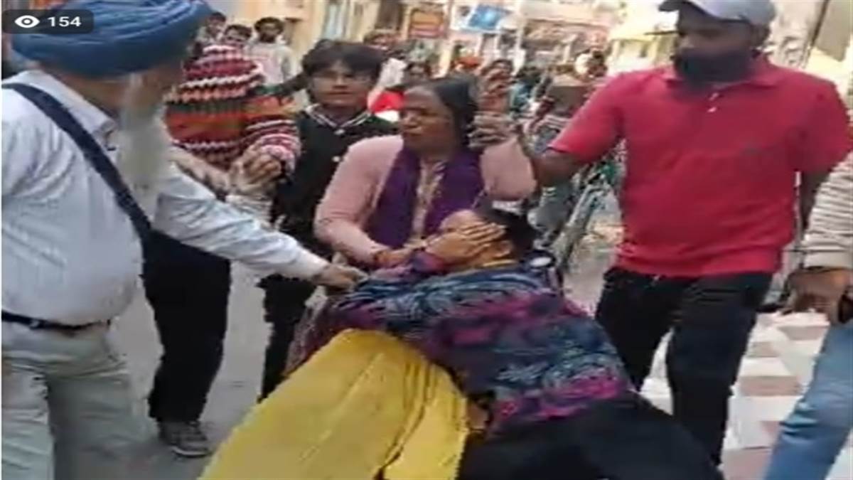 ਚੋਰੀ ਕਰਨ ਵਾਲੀਆਂ ਔਰਤਾਂ ਦੇ ਗੈਂਗ ਦਾ ਲੋਕਾਂ ਨੇ ਚਾੜ੍ਹਿਆ ਕੁਟਾਪਾ, ਬਾਜ਼ਾਰਾਂ 'ਚ ਲੋਕਾਂ ਨੂੰ ਬਣਾਉਂਦੀਆਂ ਸਨ ਨਿਸ਼ਾਨਾ