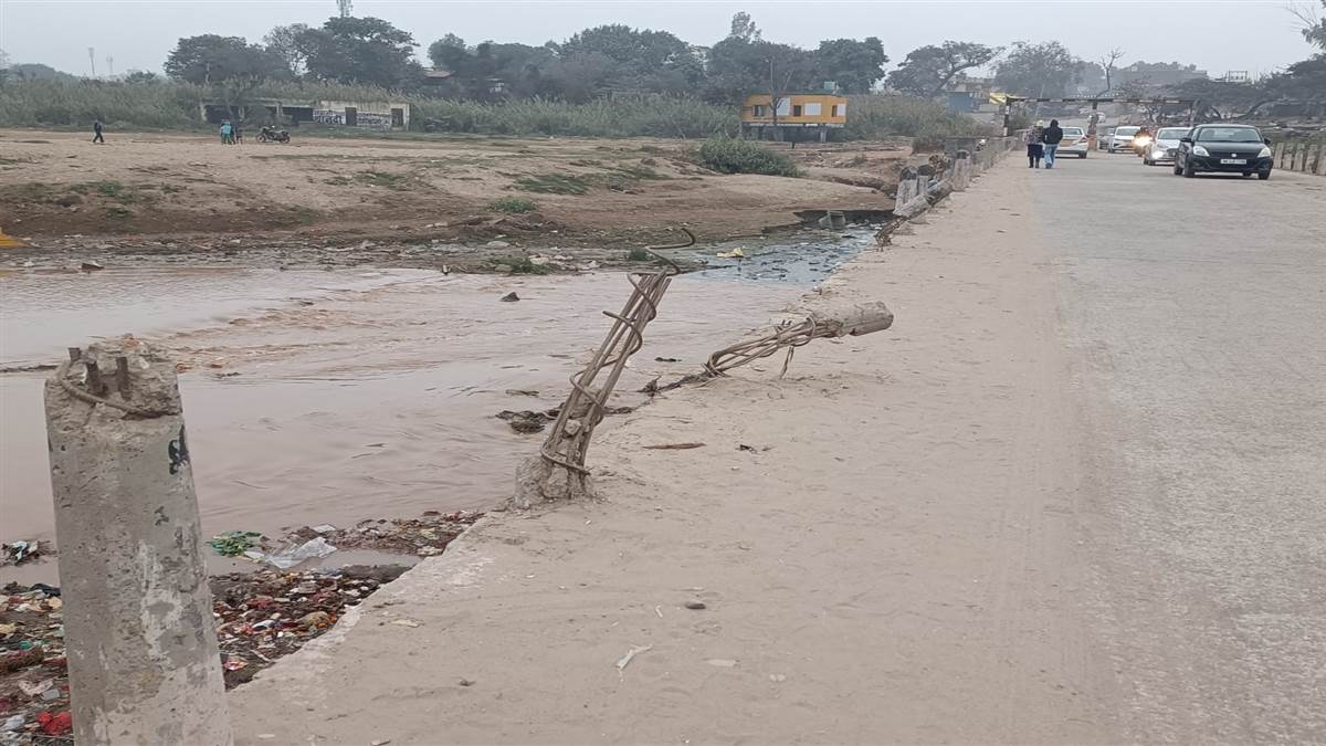 ਘੱਗਰ ਦਰਿਆ 'ਤੇ ਬਣੇ ਮੁਬਾਰਿਕਪੁਰ ਕਾਜ਼ਵੇਅ 'ਤੇ ਟੁੱਟੇ ਸੁਰੱਖਿਆ ਪਿੱਲਰਾਂ ਕਰਕੇ ਸੰਘਣੀ ਧੁੰਦ 'ਚ ਵਾਪਰ ਸਕਦਾ ਹਾਦਸਾ