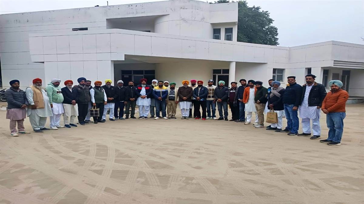 ਸਿਹਤ ਬੀਮਾ ਕਾਰਡ ਬਣਾਉਣ ਲਈ ਅਹੁਦੇਦਾਰਾਂ ਵੱਲੋਂ ਵਿਚਾਰਾਂ
