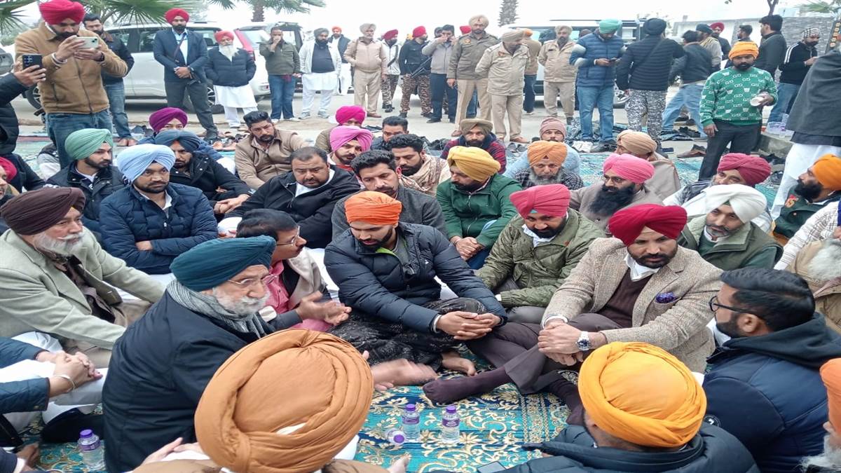 ਵੜਿੰਗ ਆਪਣੇ ਸਾਥੀਆਂ ਸਮੇਤ ਸਮੂਹ ਠੇਕੇਦਾਰ ਪਰਿਵਾਰ ਨਾਲ ਦੁੱਖ ਸਾਂਝਾ ਕਰਨ ਲਈ ਸਵ. ਸਰਪੰਚ ਜਰਮਲ ਸਿੰਘ ਠੇਕੇਦਾਰ ਦੇ ਗ੍ਰਹਿ ਵਿਖੇ ਪਹੁੰਚੇ।