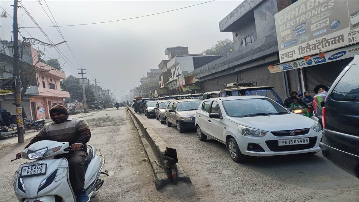 ਵੱਖ ਵੱਖ ਸਰਕਾਰਾਂ ਸਮੇਂ ਇਥੇ ਫਲਾਈ ਓਵਰ ਬਣਾਉਣ ਦੇ ਵਾਅਦੇ ਵੀ ਲੋਕਾਂ ਨਾਲ ਹੁੰਦੇ ਰਹੇ, ਪਰ ਅਜੇ ਤੱਕ ਲੋਕਾਂ ਨੂੰ ਅਜਿਹੀ ਕੋਈ ਰਾਹਤ ਨਸੀਬ ਨਾ ਹੋ ਸਕੀ।