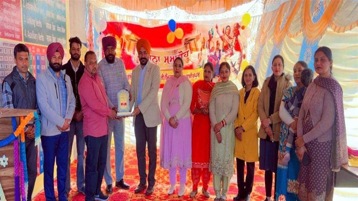 ਕਬੀਰਪੁਰ ਸਕੂਲ ’ਚ ਸਲਾਨਾ ਇਨਾਮ ਵੰਡ ਸਮਾਰੋਹ ਕਰਵਾਇਆ