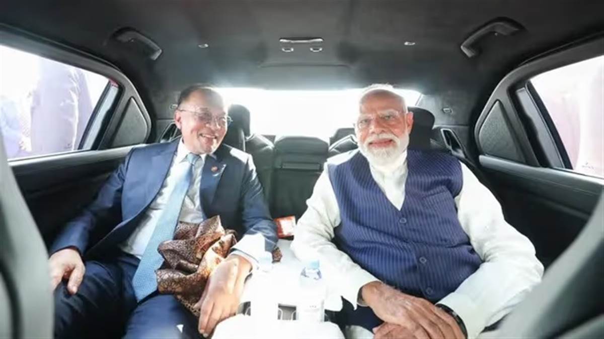 ਕੁਆਲਾਲੰਪੁਰ 'ਚ PM ਮੋਦੀ ਦੀ 'ਕਾਰ ਡਿਪਲੋਮੇਸੀ', ਮੁਸਕਰਾਉਂਦੇ ਦਿਖੇ ਮਲੇਸ਼ੀਆ ਦੇ ਪ੍ਰਧਾਨ ਮੰਤਰੀ ਅਨਵਰ ਇਬਰਾਹਿਮ