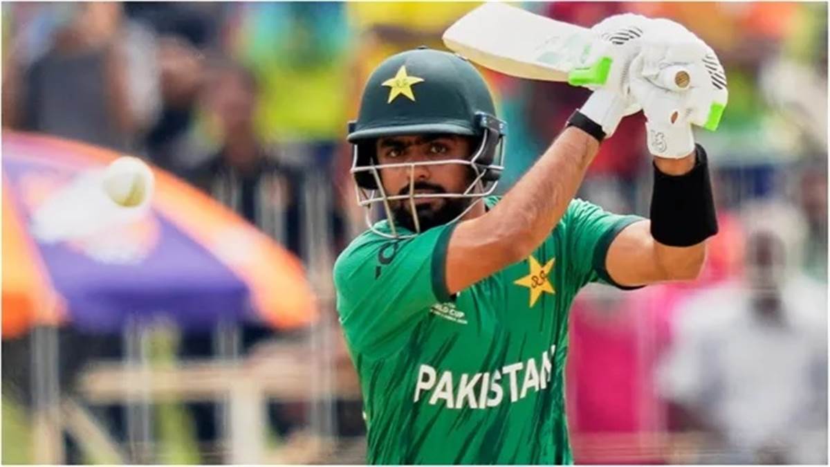 "ਛੱਕੇ ਲਾਉਣਾ ਉਸਦਾ ਸਟਾਈਲ ਨਹੀਂ," ਬਾਬਰ ਆਜ਼ਮ  ਦੀ ਪਹਿਲੇ ਮੈਚ 'ਚ ਆਨ-ਏਅਰ 'ਚ ਬੇਇੱਜ਼ਤੀ ; ਹੌਲੀ ਪਾਰੀ ਖੇਡਣ ਲਈ ਹੋਇਆ ਟ੍ਰੋਲ