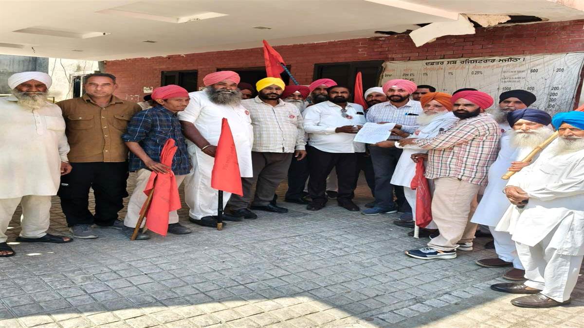 ਨੁਕਸਾਨੀਆਂ ਫਸਲਾਂ ਦੇ ਮੁਆਵਜ਼ੇ ਲਈ ਐੱਸਡੀਐੱਮ ਮਜੀਠਾ ਦੇ ਨਾਂ ਦਿੱਤਾ ਮੰਗ-ਪੱਤਰ