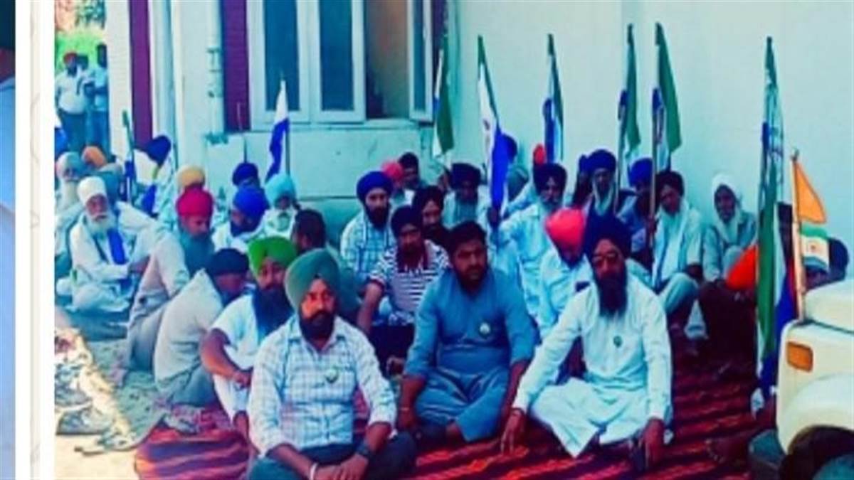 ਕਿਸਾਨ ਸੰਘਰਸ਼ ਕਮੇਟੀ ਵੱਲੋਂ ਐੱਲਆਈਸੀ ਦਫਤਰ ਰਈਆ ਦੇ ਬਾਹਰ ਅਣਮਿੱਥੇ ਸਮੇਂ ਲਈ ਧਰਨਾ