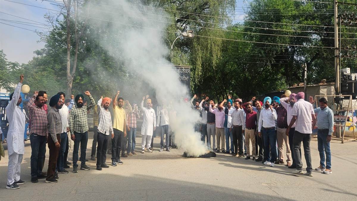 ਅਧਿਆਪਕਾਂ 'ਤੇ ਜ਼ਬਰੀ ਟੀਈਟੀ ਲਾਗੂ ਕਰਨ ਖ਼ਿਲਾਫ਼ ਸਰਕਾਰ ਦੀ ਅਰਥੀ ਫੂਕੀ