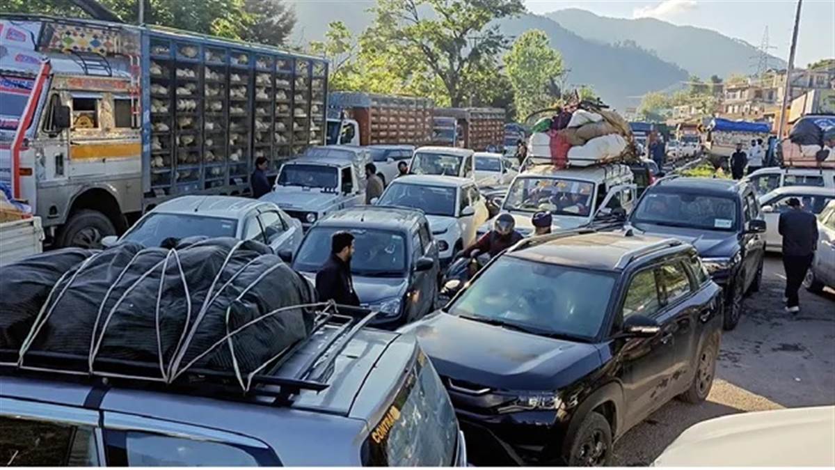 ਜੰਮੂ-ਕਸ਼ਮੀਰ  ਦੇ ਰਾਮਬਣ 'ਚ ਲੈਂਡਸਲਾਈਡ, ਪੱਥਰ ਤੇ ਮਲਬਾ ਡਿੱਗਣ ਨਾਲ ਹਾਈਵੇਅ ਜਾਮ, ਰਸਤੇ 'ਚ ਫਸੀਆਂ 200 ਤੋਂ ਜ਼ਿਆਦਾ ਗੱਡੀਆਂ