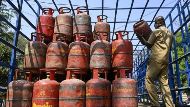 LPG Price Today: ਰਸੋਈ ਗੈਸ ਦੀਆਂ ਨਵੀਆਂ ਕੀਮਤਾਂ ਜਾਰੀ, ਜਾਣੋ ਤੁਹਾਡੇ ਸ਼ਹਿਰ 'ਚ ਕਿੰਨੇ ਦਾ ਮਿਲ ਰਿਹਾ ਹੈ LPG ਸਿਲੰਡਰ