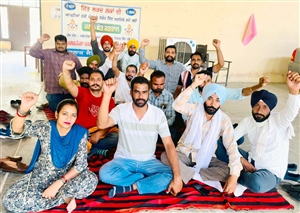 ਠੇਕਾ ਅਧਾਰਤ ਨਰੇਗਾ ਕਾਮਿਆਂ ਵੱਲੋਂ ਪੰਜਾਬ ਸਰਕਾਰ ਖ਼ਿਲਾਫ਼ ਨਾਅਰੇਬਾਜ਼ੀ