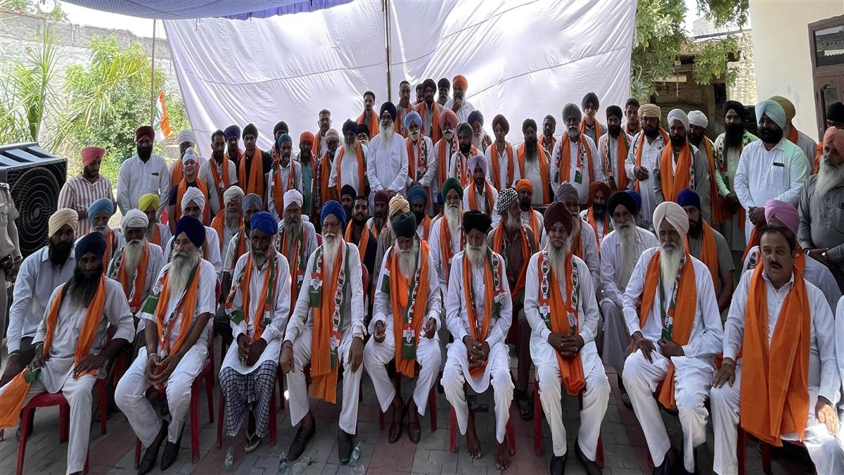 ਚੰਬਾ ਕਲਾਂ ਦਰਜਨਾਂ ਅਕਾਲੀ ਆਗੂ ਤੇ ਵਰਕਰ ਕਾਂਗਰਸ ’ਚ ਸ਼ਾਮਲ