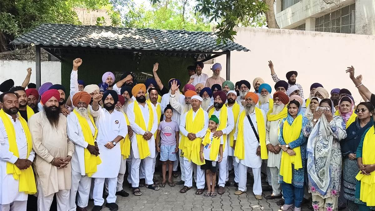 ਬਟਾਲਾ 'ਚ ਸਿਆਸੀ ਧਮਾਕਾ: BSP, BJP, ਕਾਂਗਰਸ ਤੇ AAP ਦੇ 70 ਦੇ ਕਰੀਬ ਆਗੂ ਅਕਾਲੀ ਦਲ 'ਵਾਰਿਸ ਪੰਜਾਬ ਦੇ' 'ਚ ਸ਼ਾਮਿਲ