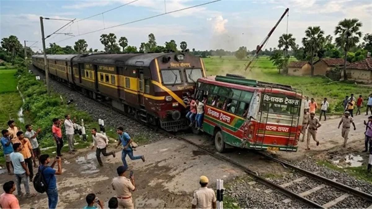 ਬਿਹਾਰ 'ਚ ਵੱਡਾ ਰੇਲ ਹਾਦਸਾ ਟਲਿਆ, ਬੱਸ ਨਾਲ ਟਕਰਾਈ DMU ਟ੍ਰੇਨ; ਮਚੀ ਭਾਜੜ