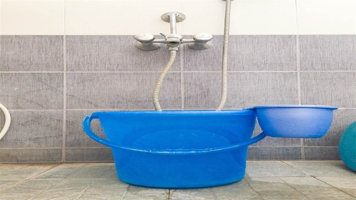 Vastu Tips A bucket kept in the bathroom can be the cause of financial hardship know what Vastu Shastra says