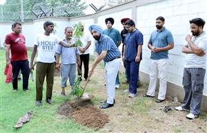 ਗ੍ਰੀਨ ਕਲੱਬ ਵੱਲੋਂ ਬੂਟੇ ਲਾ ਕੇ ਦਿੱਤਾ ਵਾਤਾਵਰਨ ਸੰਭਾਲ ਦਾ ਸੁਨੇਹਾ