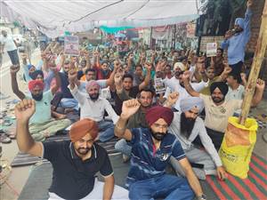 ਆਦਰਸ਼ ਸਕੂਲ ਕਰਮਚਾਰੀਆਂ ਦਾ ਪੱਕਾ ਮੋਰਚਾ ਤੀਜੇ ਦਿਨ ਵੀ ਜਾਰੀ