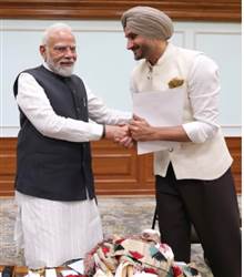 ਹਰਭਜਨ ਸਿੰਘ ਤੇ ਡਾ. ਅਸ਼ੋਕ ਮਿੱਤਲ ਨੇ PM ਮੋਦੀ ਨਾਲ ਕੀਤੀ ਮੁਲਾਕਾਤ, ਮਿੱਤਲ ਨੇ ਫੁੱਲਕਾਰੀ ਕੀਤੀ ਭੇਟ, ਭੱਜੀ ਬੋਲੇ- ਪ੍ਰਧਾਨ ਮੰਤਰੀ ਤੋਂ ਮਿਲੀ ਪ੍ਰੇਰਣਾ