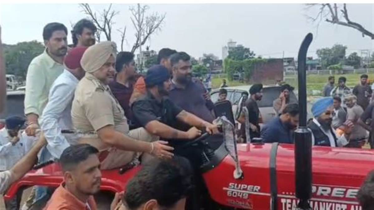 Batala Floods : ਗਾਇਕ ਮਨਕੀਰਤ ਨੇ ਹੜ੍ਹ ਪ੍ਰਭਾਵਿਤ ਕਿਸਾਨਾਂ ਨੂੰ ਸੌਂਪੇ 10 ਟਰੈਕਟਰ, ਕਿਹਾ- ਪੰਜਾਬ ਦਾ ਜਾਇਆ ਹਾਂ, ਵਧ ਚੜ੍ਹਕੇ ਕਰਾਂਗਾ ਮਦਦ