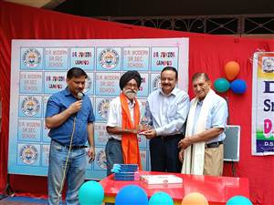 ਵਿਦਿਆਰਥੀਆਂ ਨੇ ਆਪਣੇ ਅਧਿਆਪਕਾਂ ਦੇ ਪੈਰਾਂ 'ਤੇ ਮੱਥਾ ਟੇਕਿਆ