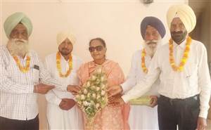 ਪੁਰਾਣੇ ਵਿਦਿਆਰਥੀਆਂ ਨੇ ਮੁੱਖ ਅਧਿਆਪਕਾ ਨੂੰ ਜਨਮ ਦਿਨ ’ਤੇ ਦਿੱਤੀਆਂ ਸ਼ੁਭਕਾਮਨਾਵਾਂ