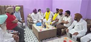ਸਰਪੰਚ, ਪੰਚ ਤੇ ਮੋਹਤਬਰ ਘਰ-ਘਰ ਜਾ ਕੇ ਲੋਕਾਂ ਦੀਆਂ ਮੁਸ਼ਕਿਲਾਂ ਦਾ ਹੱਲ ਕਰਵਾਉਣ : ਰੰਧਾਵਾ