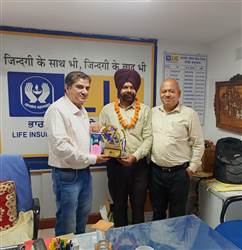 ਚੀਫ਼ ਆਰਗੇਨਾਈਜ਼ਰ ਭਾਟੀਆ ਨੂੰ ਕੀਤਾ ਸਨਮਾਨਤ