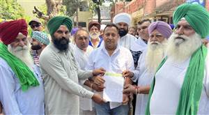 ਬਿਜਲੀ ਦੇ ਲੱਗ ਰਹੇ ਕੱਟਾਂ ਸਬੰਧੀ ਐਕਸੀਅਨ ਨੂੰ ਦਿੱਤਾ ਮੰਗ ਪੱਤਰ