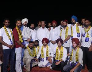 20 ਪਰਿਵਾਰ ਹੋਰ ਪਾਰਟੀਆਂ ਛੱਡ ‘ਆਪਠ ’ਚ ਹੋਏ ਸ਼ਾਮਲ