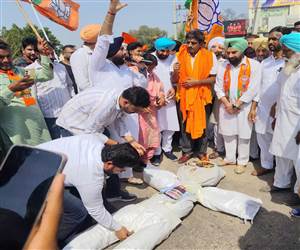 ਮੌੜ ਮੰਡੀ 'ਚ ਭਾਜਪਾ ਆਗੂਆਂ ਨੇ ਮੁੱਖ ਮੰਤਰੀ ਭਗਵੰਤ ਮਾਨ ਦਾ ਫੂਕਿਆ ਪੁਤਲਾ
