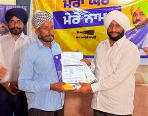 ‘ਮੇਰਾ ਘਰ-ਮੇਰਾ ਮਾਣ’: ਲਾਲ ਡੋਰੇ ਅਧੀਨ 42 ਜਾਇਦਾਦਾਂ ਦੇ ਮਾਲਕਾਂ ਨੂੰ ਮਾਲਕੀ ਕਾਰਡ ਵੰਡੇ