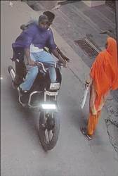 ਦਿਨ ਦਿਹਾੜੇ ਔਰਤ ਤੋਂ ਨਕਦੀ ਤੇ ਮੋਬਾਇਲ ਖੋਹਿਆ