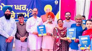 ਹਲਕਾ ਇੰਚਾਰਜ ਨੇ 70 ਪਰਿਵਾਰਾਂ ਨੂੰ ਮਾਲਕੀ ਕਾਰਡ ਵੰਡੇ