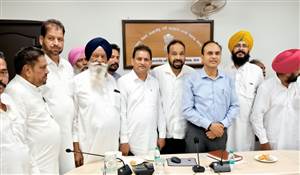 ਪੱਲੇਦਾਰ ਮਜਦੂਰਾਂ ਦੀਆਂ ਜਾਇਜ ਮੰਗਾਂ ਸਬੰਧੀ ਦਿੱਤਾ ਮੰਗ ਪੱਤਰ