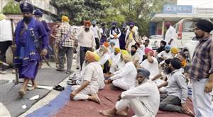 ਤਜਿੰਦਰ ਸਿੰਘ ਹੱਤਿਆ ਮਾਮਲਾ: ਪੀੜਤ ਪਰਿਵਾਰ ਨੇ ਜਥੇਬੰਦੀਆਂ ਨਾਲ ਕਾਹਨੂੰਵਾਨ ਥਾਣੇ ਦੇ ਸਾਹਮਣੇ ਲਗਾਇਆ ਦੋ ਘੰਟੇ ਧਰਨਾ