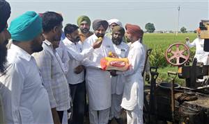 ਸੜਕ ’ਤੇ ਪ੍ਰੀਮਿਕਸ ਪਾਉਣ ਦਾ ਕੰਮ ਹੋਇਆ ਸ਼ੁਰੂ