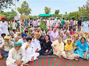 ਸਾਬਕਾ ਚੇਅਰਮੈਨ ਖਿਲਾਫ਼ ਪਰਚੇ ਵਿਰੁੱਧ ਲੋਕਾਂ ਵੱਲੋਂ ਸੜਕ ’ਤੇ ਧਰਨਾ